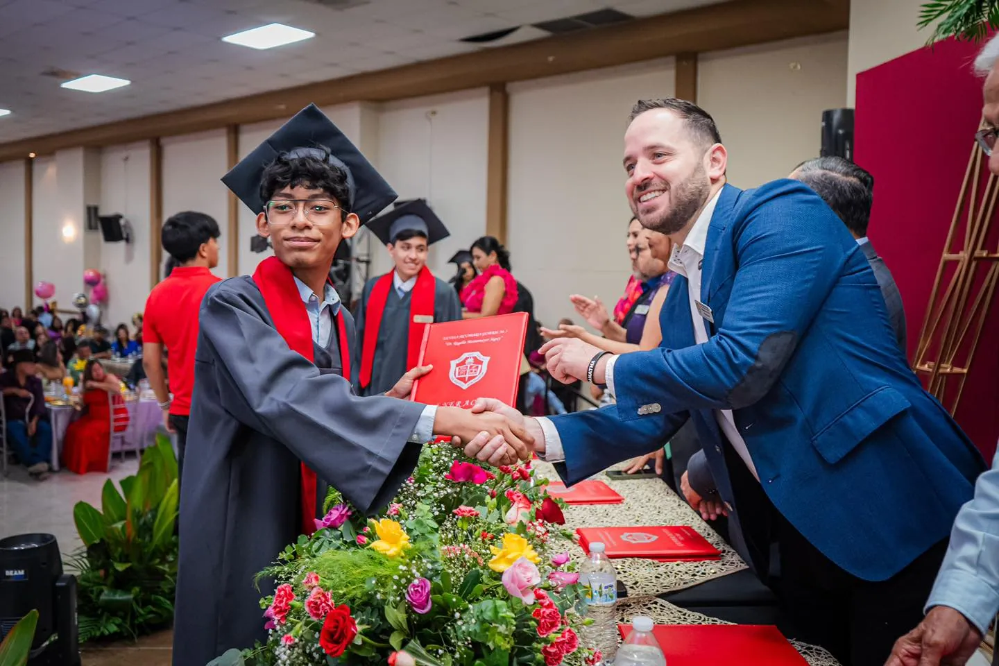 ALCALDE JACOBO RODRÍGUEZ ACOMPAÑA EMOTIVA GRADUACIÓN DE LA SECUNDARIA GENERAL NO. 5