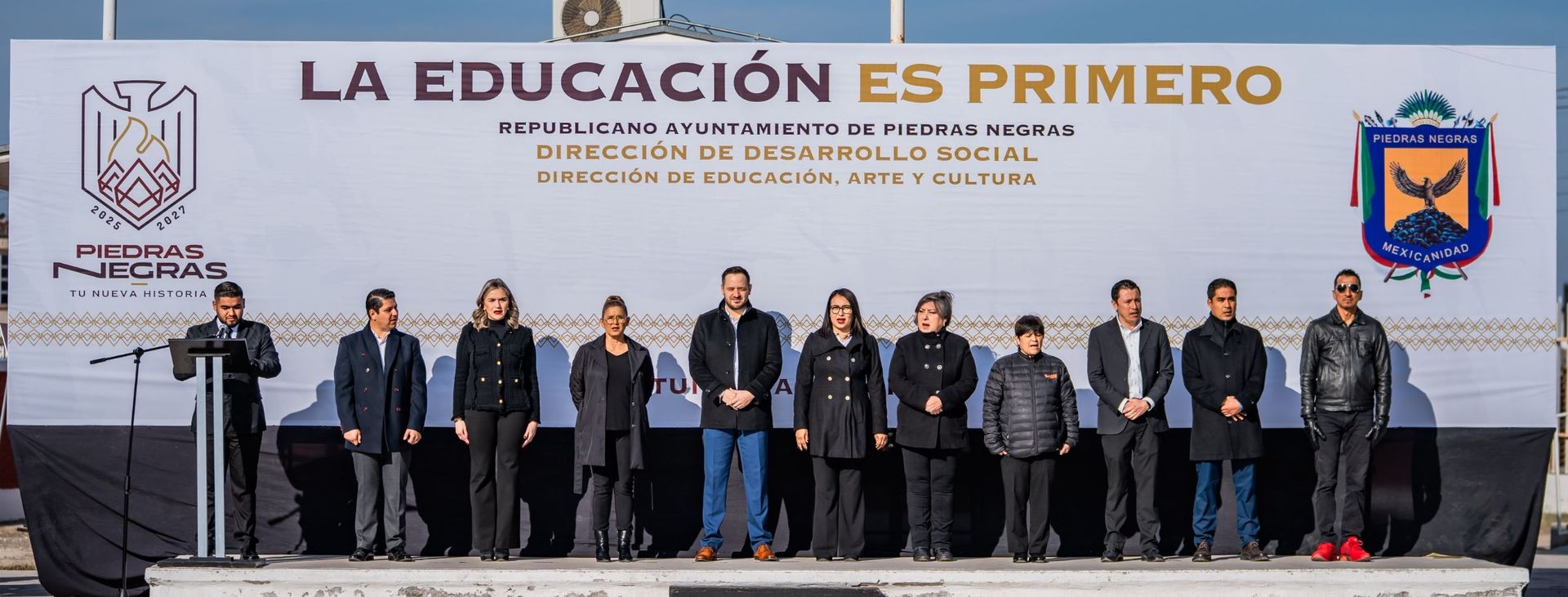 ALCALDE JACOBO RODRÍGUEZ ENCABEZA HONORES A LA BANDERA; SE COMPROMETE CON TECHUMBRE