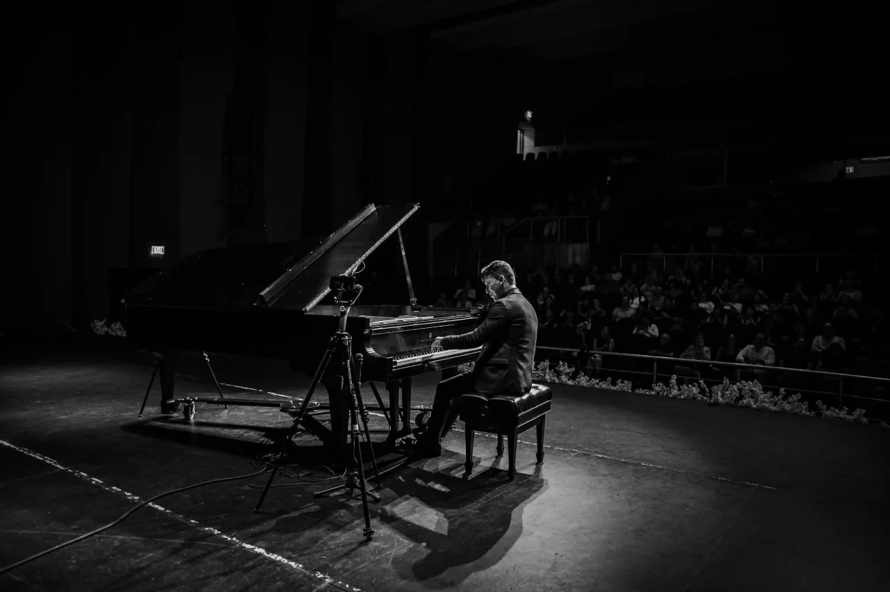 ALEJANDRO VELA PRESENTA DOS LUNAS UN MUNDO EN EL TEATRO DE LA CIUDAD 