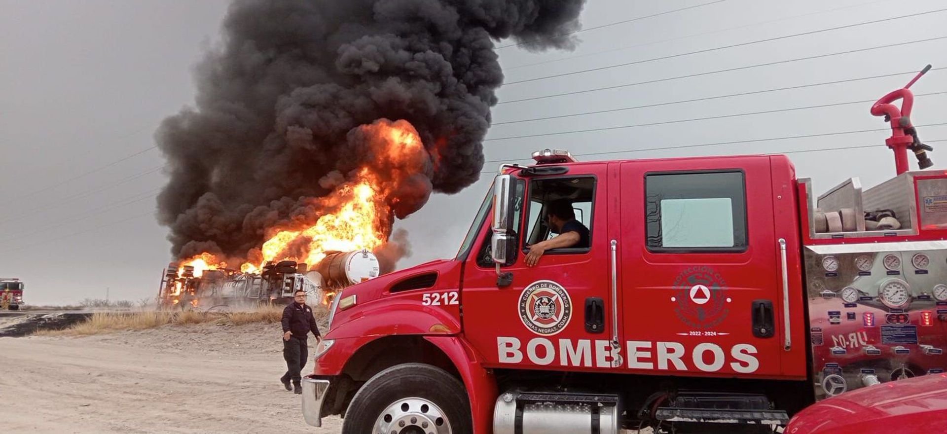  BOMBEROS DE PIEDRAS NEGRAS APOYAN EN EMERGENCIA SOBRE LA CARRETERA 57