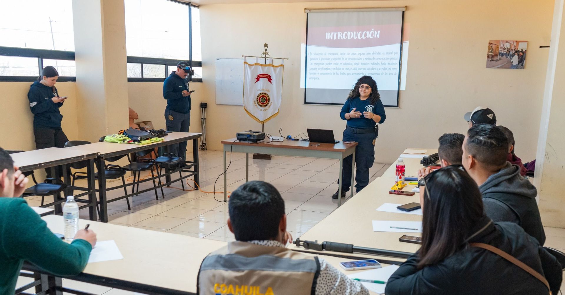 DIRECTOR DE BOMBEROS Y PROTECCIÓN CIVIL IMPARTE PLÁTICA SOBRE ZONAS SEGURAS