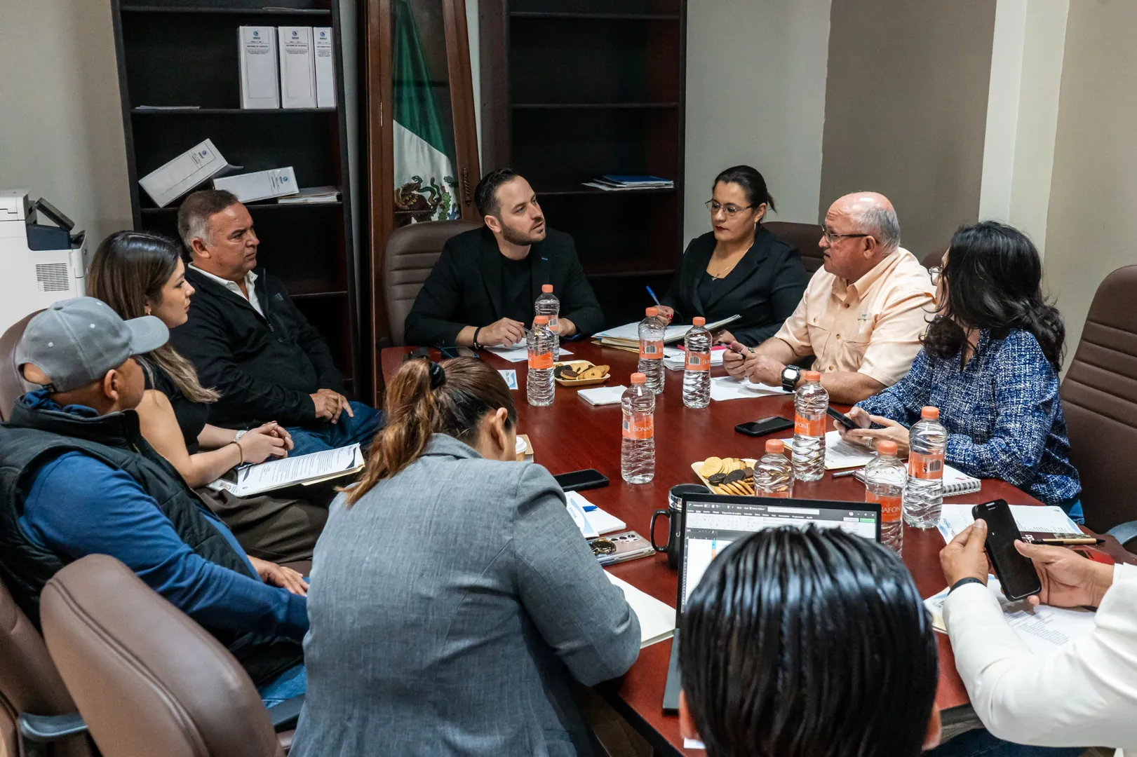 ALCALDE JACOBO RODRÍGUEZ ENCABEZA REUNIÓN EN SIMAS PARA MEJORAR EL SERVICIO DE AGUA