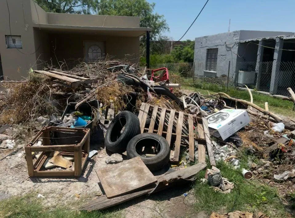 ERRADICAN BASURERO EN CASA ABANDONADA