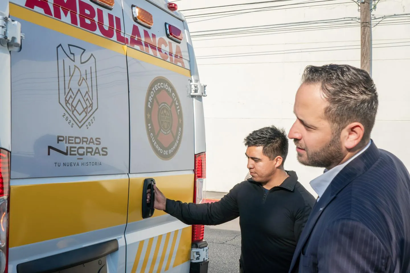 GOBIERNO MUNICIPAL ENTREGA NUEVA UNIDAD DE AMBULANCIA AL CUERPO DE BOMBEROS