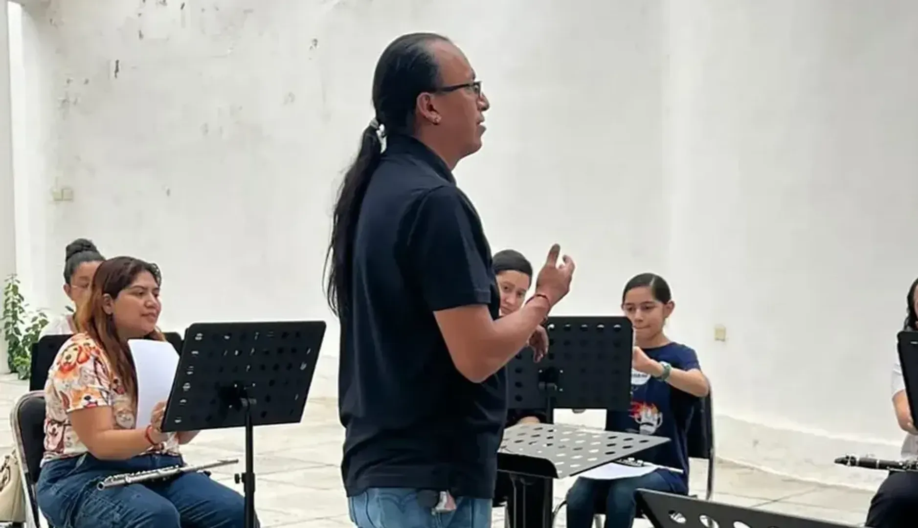 IMPULSA JACOBO RODRÍGUEZ LA CULTURA CON EQUIPO PARA GRUPO MUSICAL LOCAL