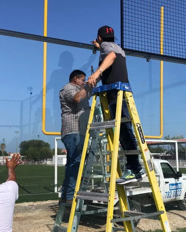MACROPLAZA 2 RECIBE MANTENIMIENTO CON NUEVA INSTALACIÓN DE VIDRIO TEMPLADO EN ÁREA DE PÁDEL