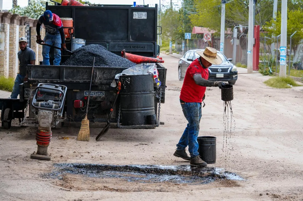 SUPERVISA OBRAS PÚBLICAS MANTENIMIENTO VIAL EN PUNTOS ESTRATÉGICOS DE LA CIUDAD