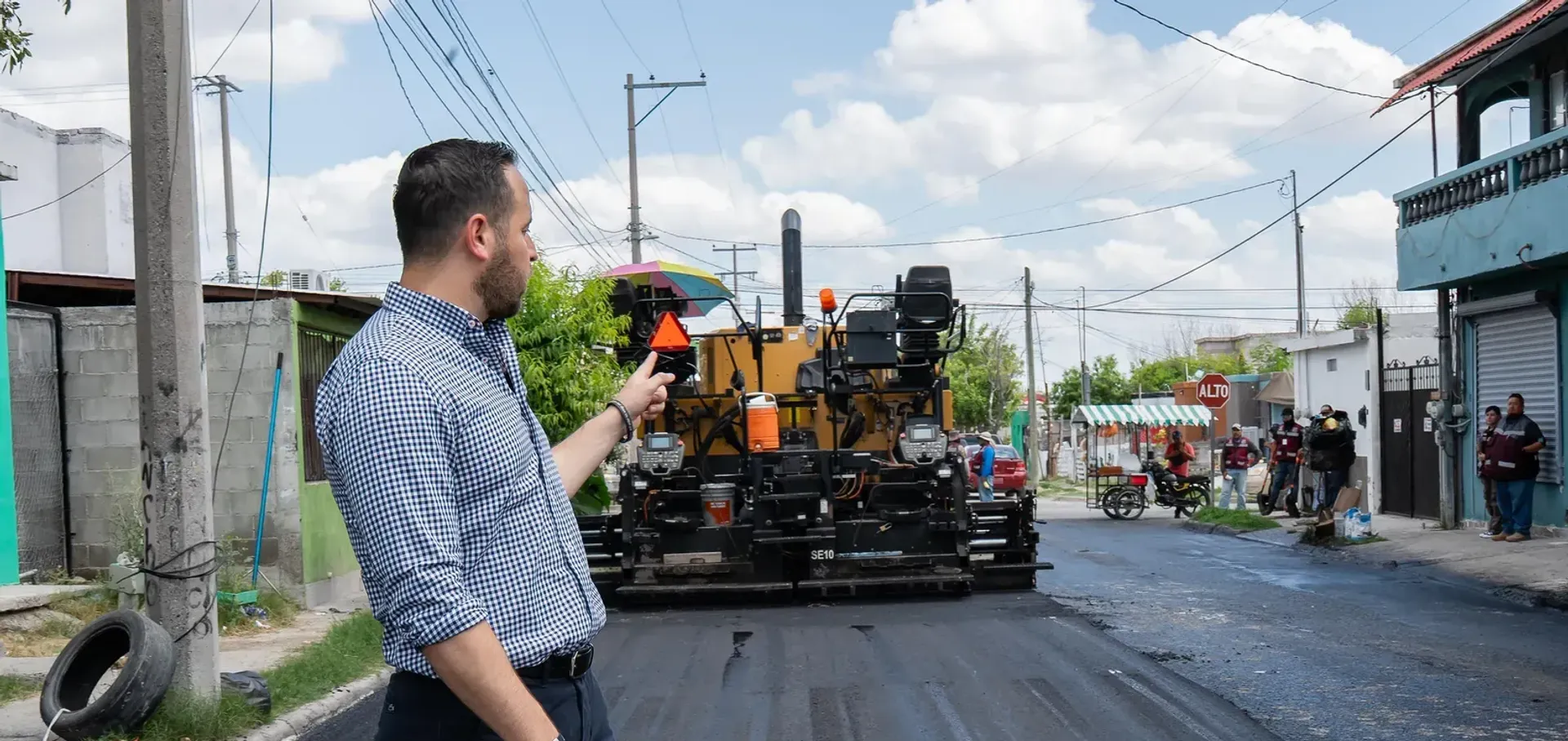 ALCALDE SUPERVISA AVANCES DE PAVIMENTACIÓN EN LA COLONIA AÑO 2000.