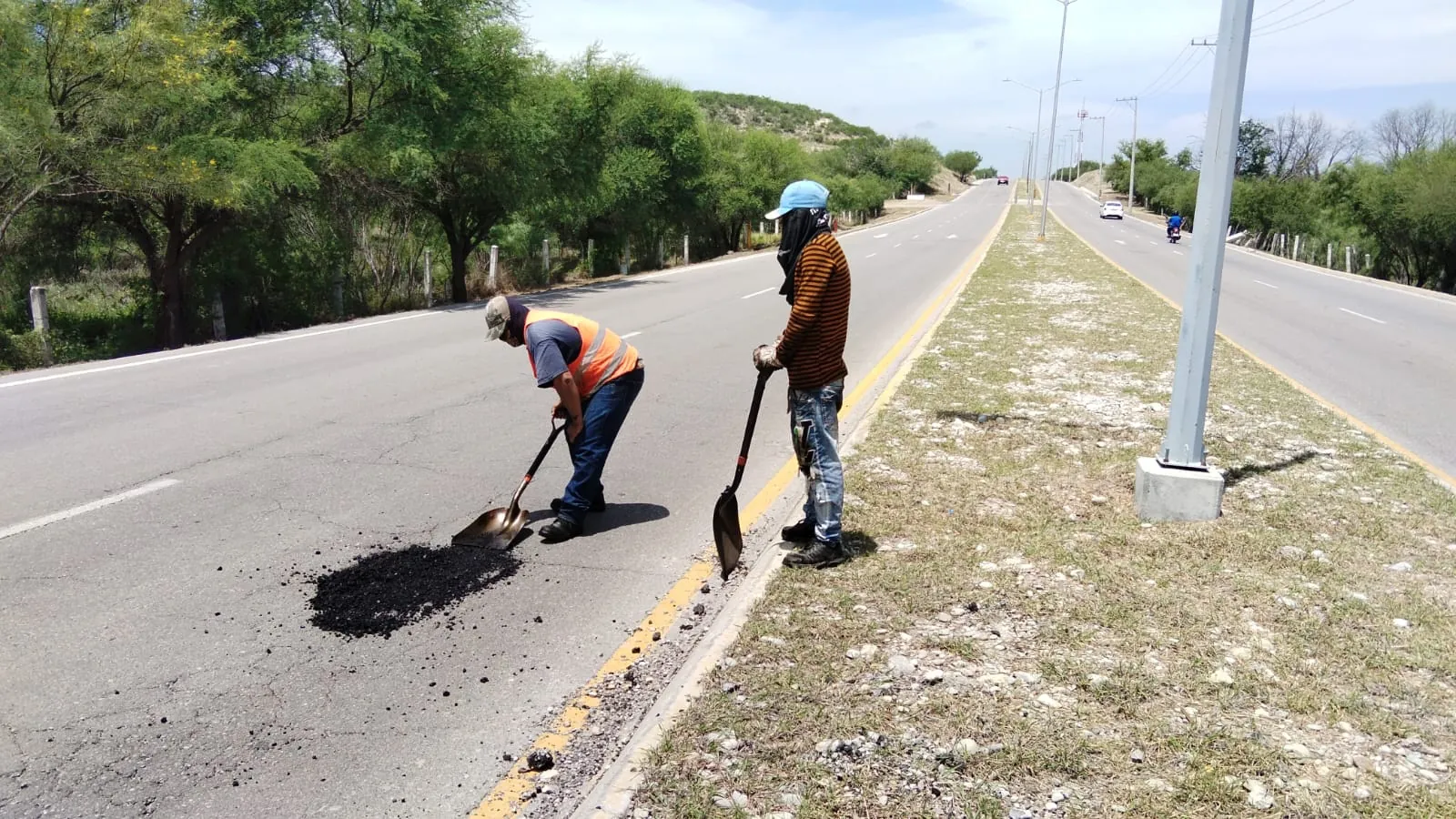 OBRAS PÚBLICAS REALIZA TRABAJOS DE BACHEO EN DIFERENTES SECTORES DE LA CIUDAD.