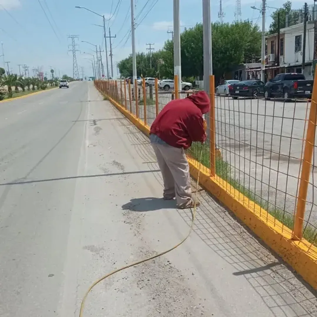 REALIZAN TRABAJOS DE PINTURA Y SEÑALIZACIÓN VIAL EN DISTINTOS SECTORES DE LA CIUDAD