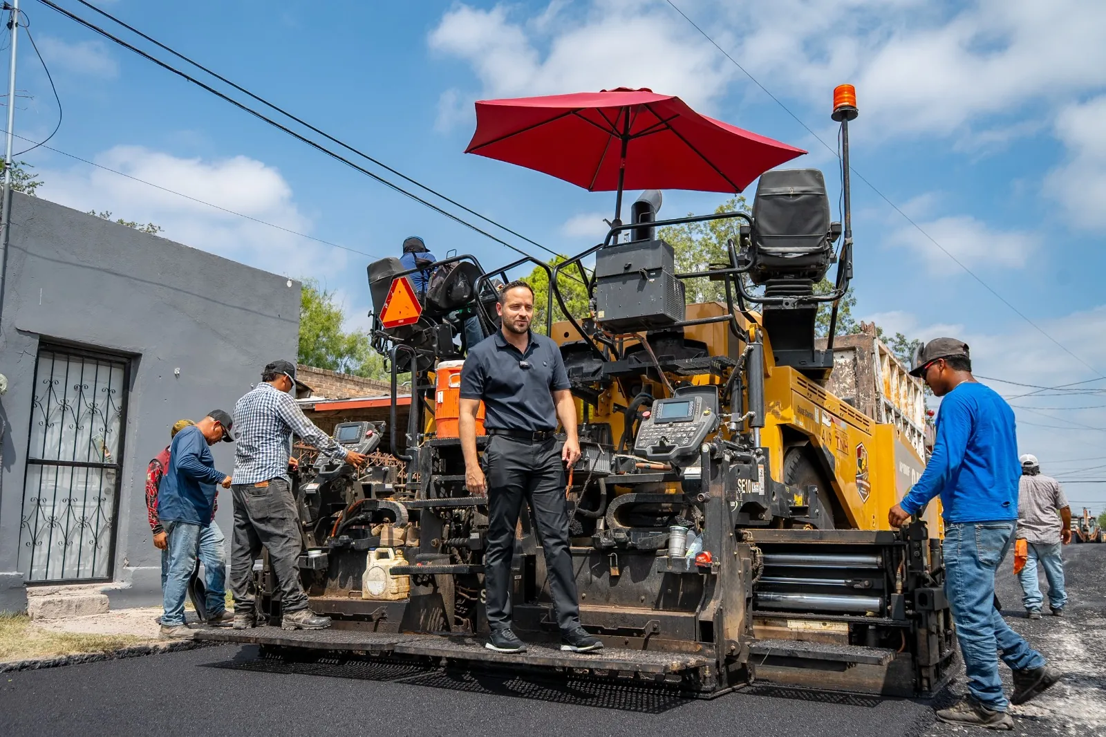 AVANZA "TREN DE PAVIMENTACIÓN" EN COL. MUNDO NUEVO